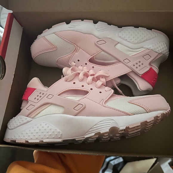 Big kids 5.5. Run small. Fit more like a kids 4/ women’s 6 - Picture 2 of 3